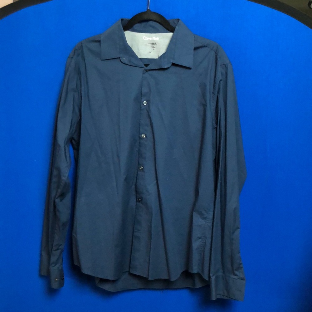 Calvin Klein men’s dress shirt. Slim fit.